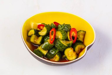 Asya kase içinde salatalık Marine