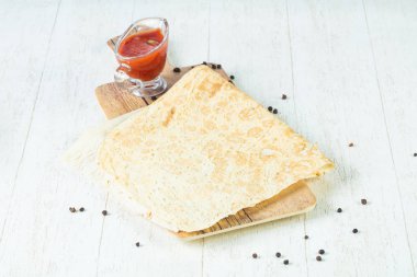 Beyaz lavaş ekmek sos ile