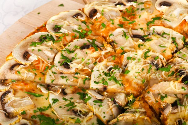 Sıcak lezzetli mantar pizza