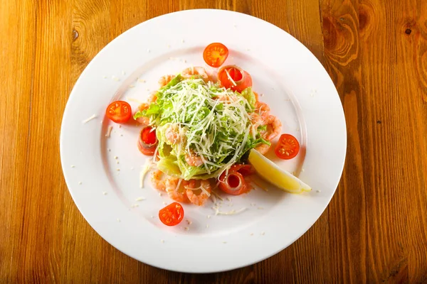 Sezar salata karides ve parmesan peyniri ile somon ile