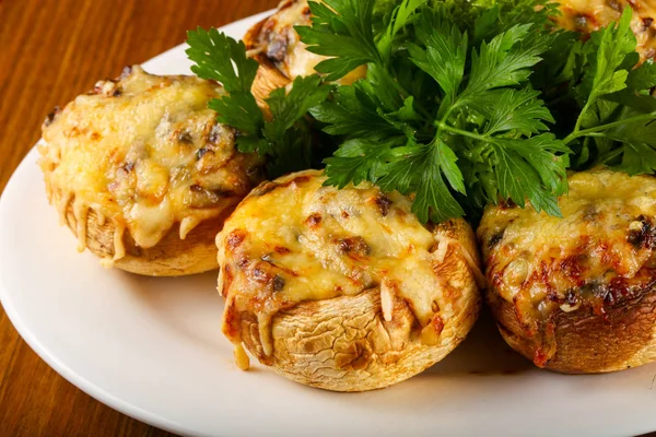 Otlar peynir ile doldurulmuş champignon hizmet