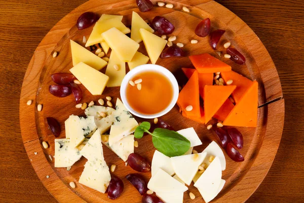 Peynir tabağı ile bal ve sedir fındık