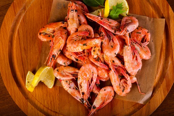 Limon ve otlar ile haşlanmış karides