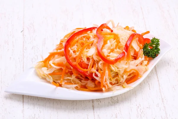 Kabın içinde geleneksel fermente lahana lahana turşusu