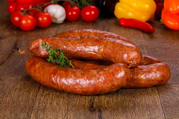 Schweinswürste Über Holzuntergrund — Stockfoto