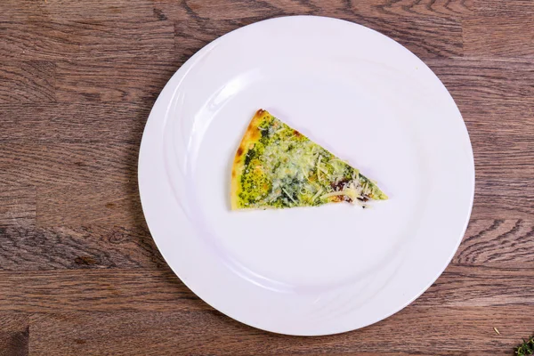 Pesto ve peynirli pizza