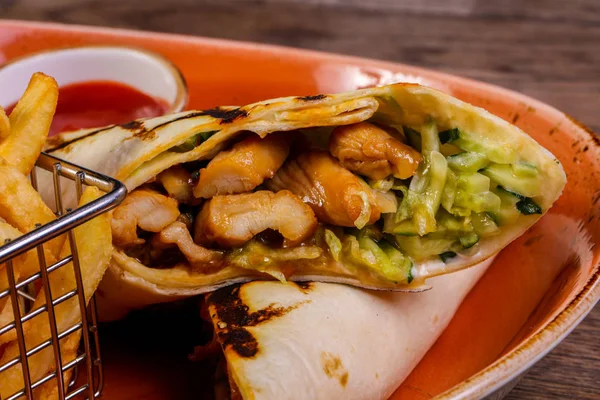 Domuz eti Burrito Fransız patates ile