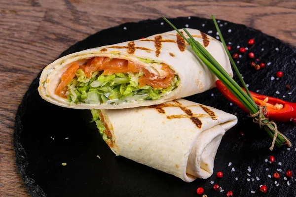 Somon soğan ve kırmızı biber servis tortilla rulo