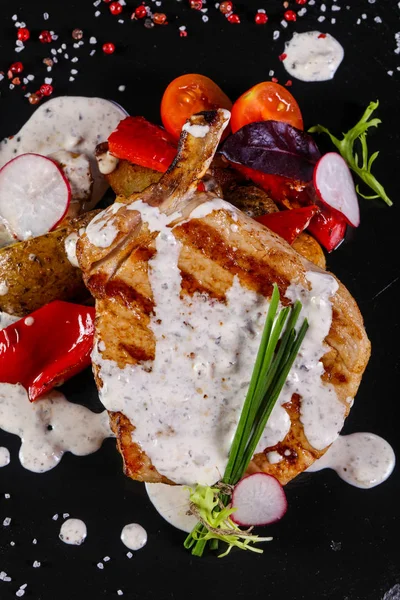 Peynir soslu domuz eti sebze devam eder.