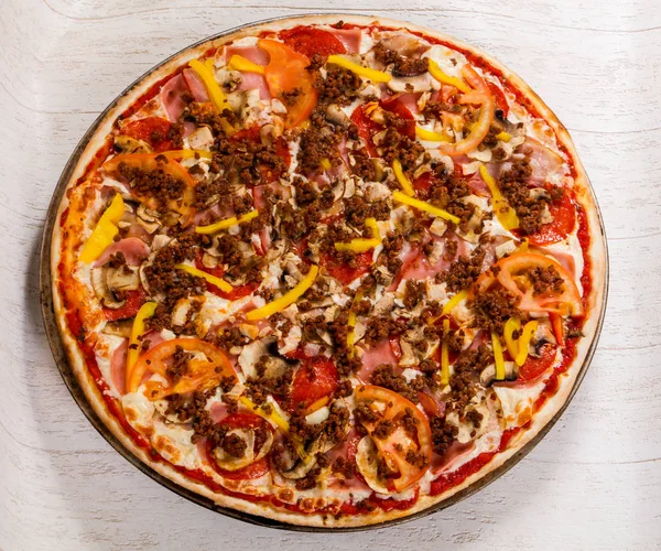 Kıyılmış et ve sebze pizza