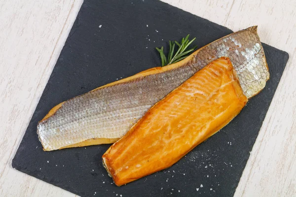 Baharat ile tuzlu beyaz balık füme