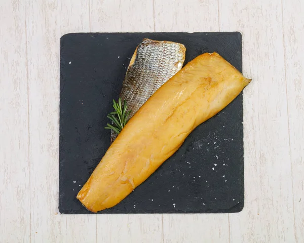 Baharat ile tuzlu beyaz balık füme