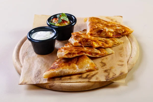 Quesadilla tavuk ve peynir ile