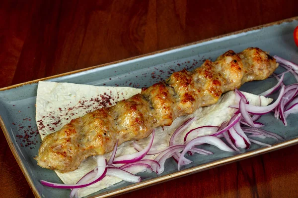 Tavuk kebabı soğan ve beyaz ekmek