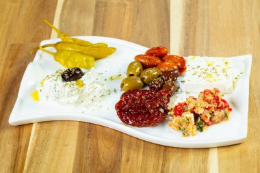 Dzadziki ile Yunan geleneksel meze