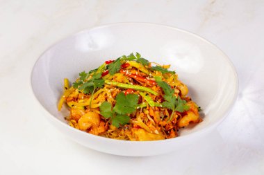 Pirinç noodle ile tavuk ve karides