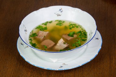 Otlar ile hafif işkembe çorbası