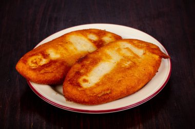 İki patates gözlemesi plaka