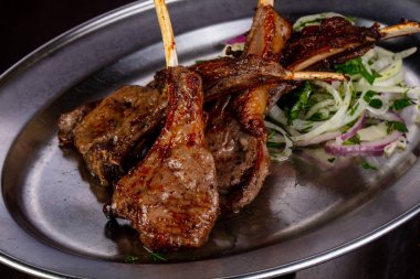 Izgara kuzu Barbekü soğan ile