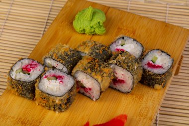 Fried havyar rulo salatalık ile