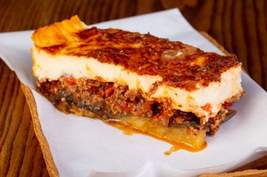 Yunan geleneksel mousaka etli