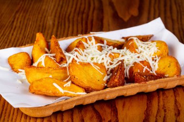 Peynir ile kızarmış patates dilimleri