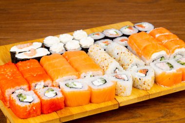Lezzetli çeşitli Philadelphia sushi seti rulo