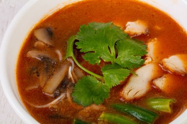 Tom yam tavuk çorbası