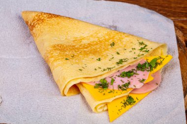 jambon ve peynirli gözleme