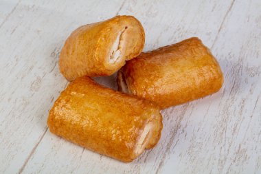 Reçel dolum ile lezzetli puf böreği strudel