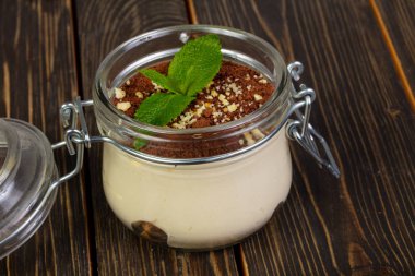 Nane ile tiramisu pasta bardakta servis