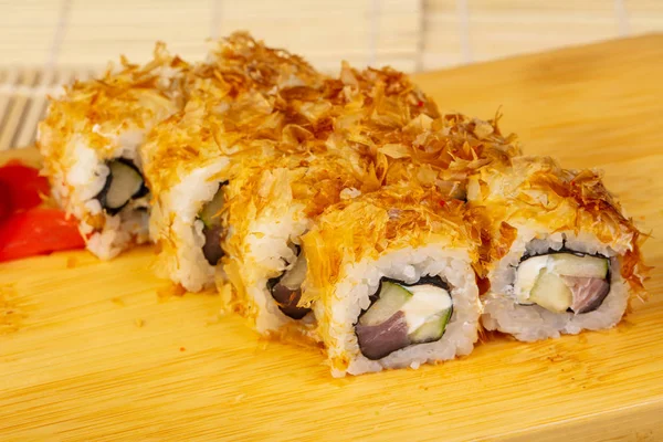 Herkullinen Bonito Sushi Rullina Inkivääri — kuvapankkivalokuva