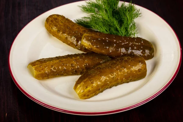 Pepinos Escabeche Con Eneldo Sobre Fondo Madera —  Fotos de Stock