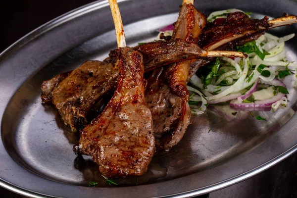 Izgara kuzu Barbekü soğan ile