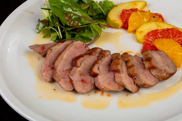 Lezzetli kızarmış ördek göğsü sebzeli