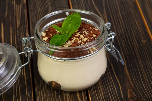 Nane ile tiramisu pasta bardakta servis