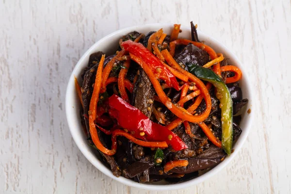 Lezzetli ızgara salata havuç, biber ve salatalık ile