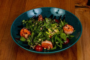 Avokado ve karides salatası