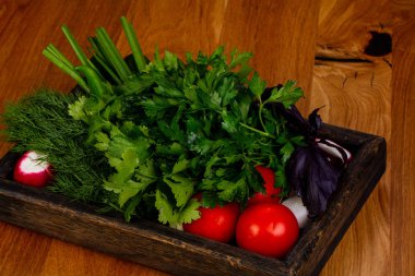 Yeşil otlar ile taze sebze