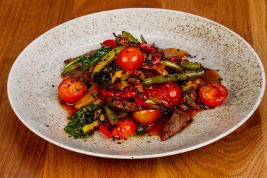 Domates ve otlar ile sığır eti