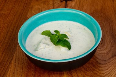 Et ve otlar ile soğuk çorba