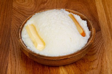 Polenta vejetaryen mutfağı peynir ile