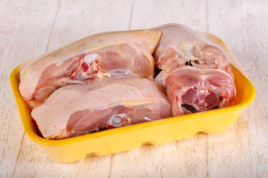 Çorba yemek pişirmek için çiğ tavuk parçaları