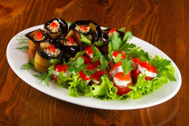 Doldurulmuş patlıcan ve domates salata yaprakları servis