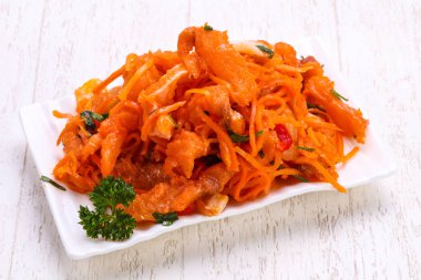 Kabın içinde balık turşusu havuç