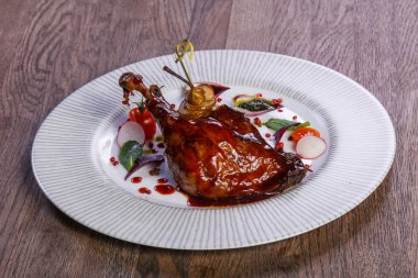 Ördek bacak armut ve sos ile