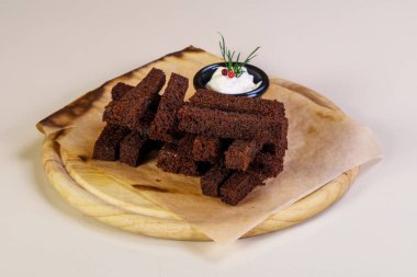 Siyah sarımsak ekmek snack