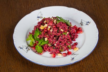 Kişniş yaprakları ile Gürcü pancar salatası