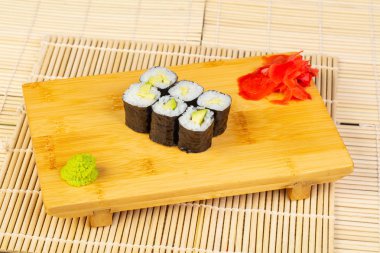 Lezzetli avokado mini suşi rulo