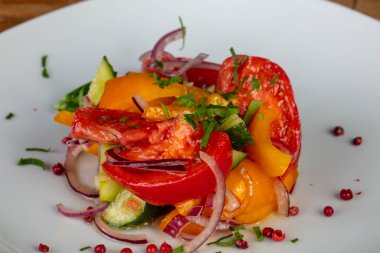 Lezzetli bir rustik doğranmış domates, salatalık, soğan ve biber salatası